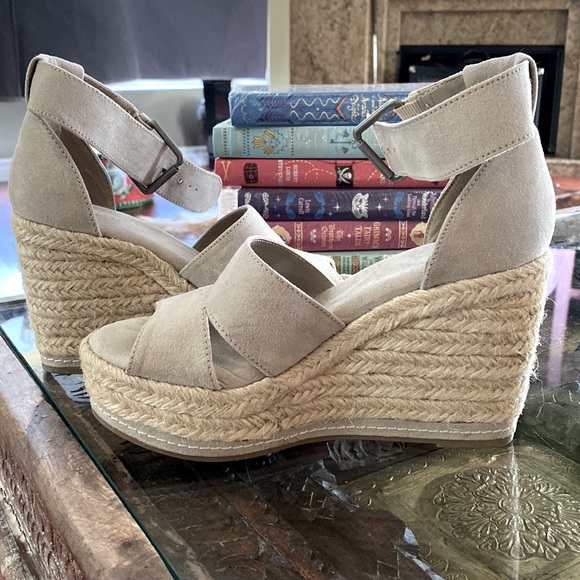 UNIVERSAL THREADS & CO. WEDGE HEELS - Picture 2 of 4